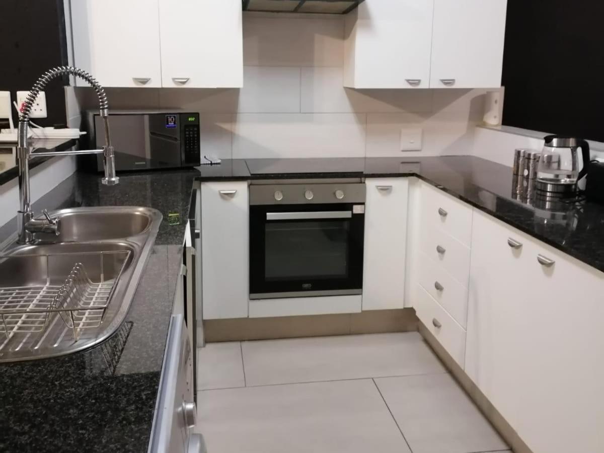Emabheleni Executive Suites Westpoint Йоханесбург Стая снимка